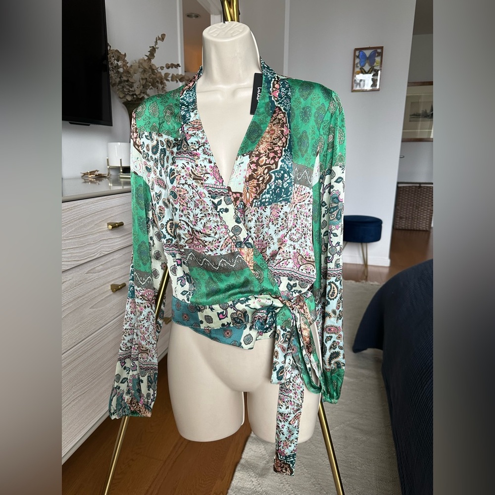 *NWT* Lulu’s Green Satin Scarf Print Wrap Top